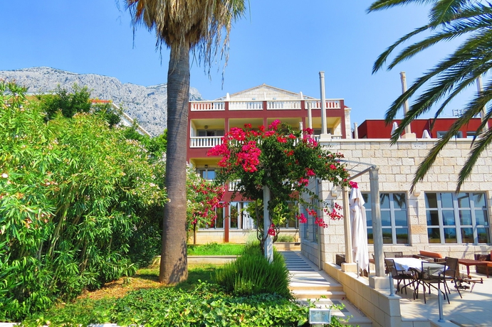 Imagen de los exteriores del Hotel Indijan. Foto 5