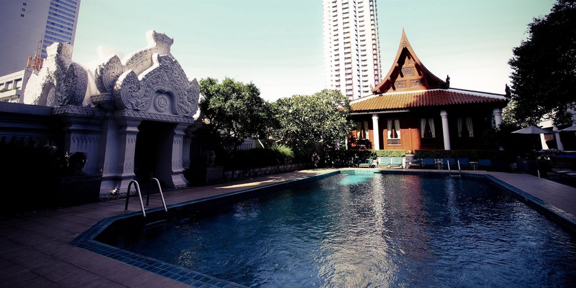 Imagen de la piscina del Hotel Indra Regent. Foto 15