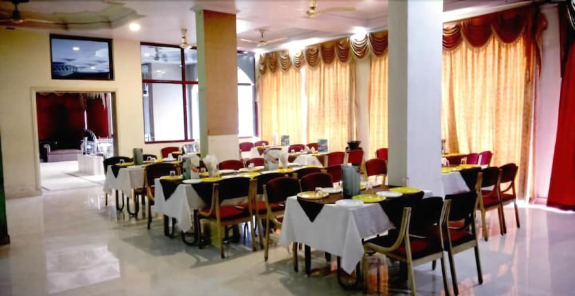 Imagen del bar/restaurante del Hotel Indraprastha, Pachmarhi. Foto 2