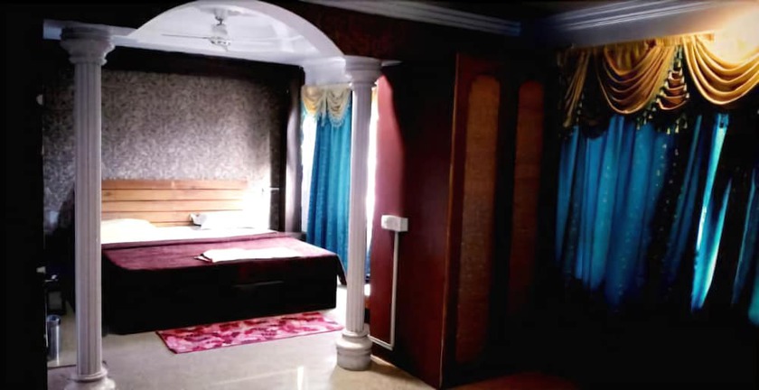 Imagen de la habitación del Hotel Indraprastha, Pachmarhi. Foto 17