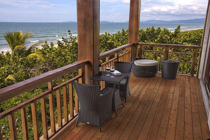 Imagen de los exteriores del Hotel Indura Beach and Golf Resort, Curio Collection By Hilton. Foto 4