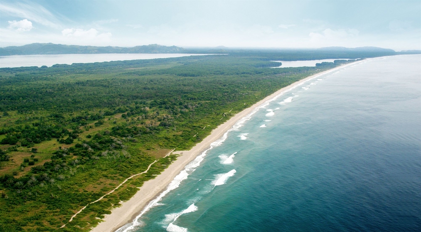 Imagen de los exteriores del Hotel Indura Beach and Golf Resort, Curio Collection By Hilton. Foto 7