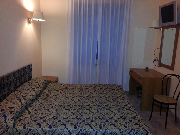 Imagen de la habitación del Hotel Industrial. Foto 5