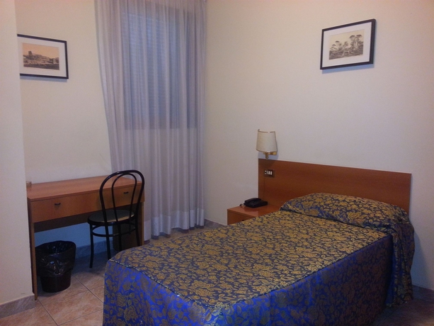 Imagen de la habitación del Hotel Industrial. Foto 6