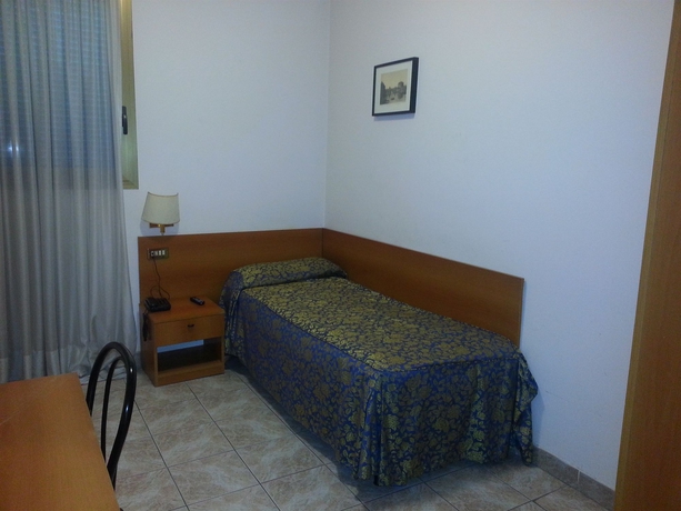 Imagen de la habitación del Hotel Industrial. Foto 7