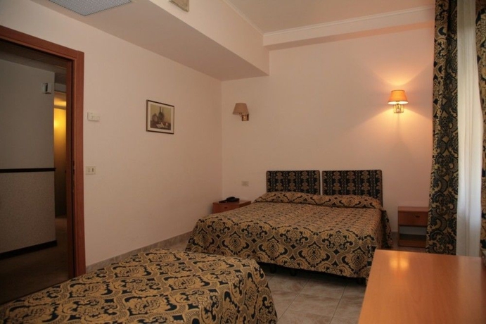 Imagen de la habitación del Hotel Industrial. Foto 9