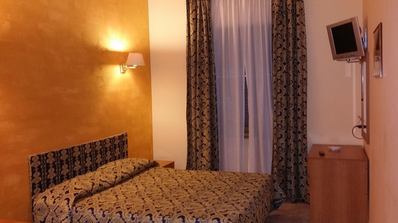 Imagen de la habitación del Hotel Industrial. Foto 10