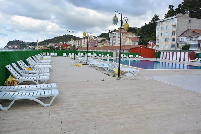 Imagen de la piscina del Hotel Inebolu Gardenya. Foto 18