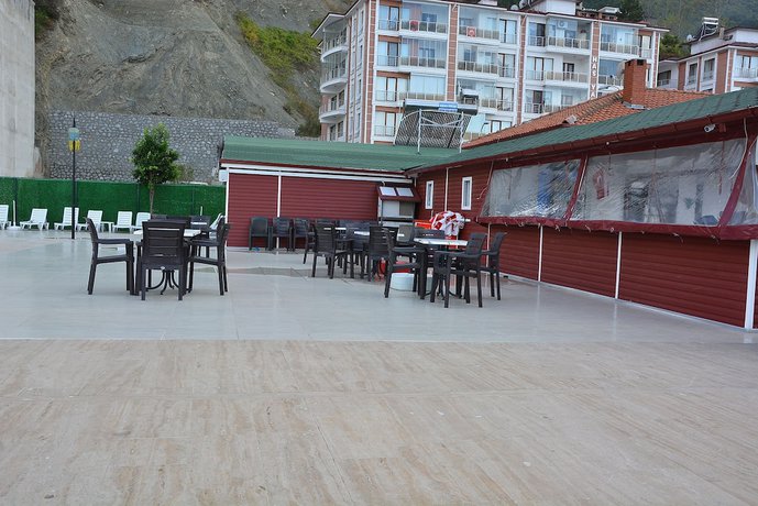 Imagen de la piscina del Hotel Inebolu Gardenya. Foto 20