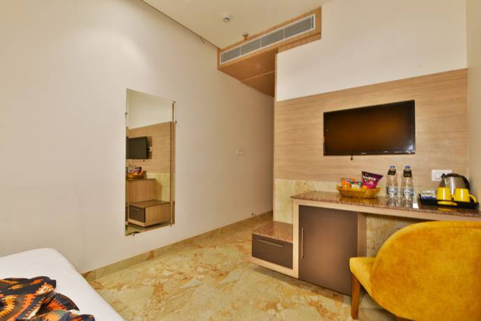 Imagen de la habitación del Hotel Infa. Foto 7