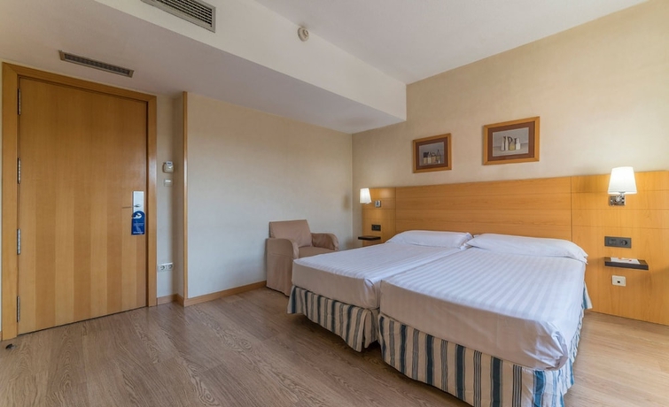 Imagen de la habitación del Hotel Infanta Mercedes. Foto 7