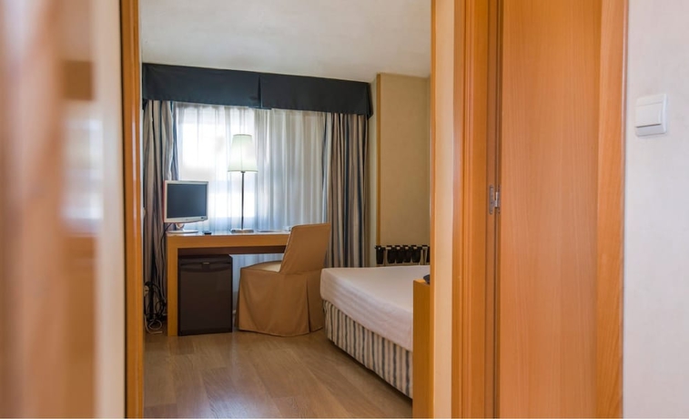 Imagen de la habitación del Hotel Infanta Mercedes. Foto 9