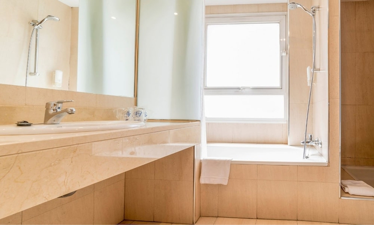 Imagen de la habitación del Hotel Infanta Mercedes. Foto 13