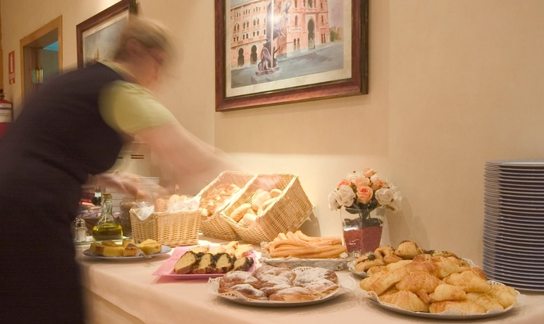 Imagen del bar/restaurante del Hotel Infanta Mercedes. Foto 4