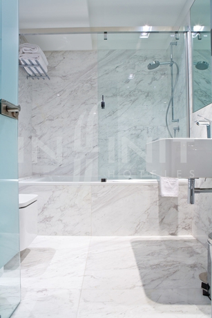 Imagen de la habitación del Hotel Inffinit. Foto 9