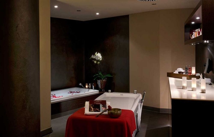 Imagen de la piscina del Hotel Infinity and Conference Resort Munich. Foto 9