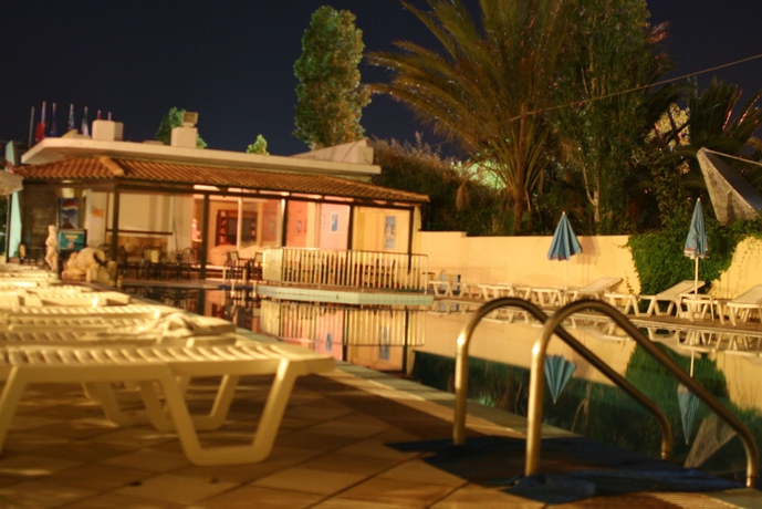 Imagen de la piscina del Hotel Iniohos Zante and Suites. Foto 9