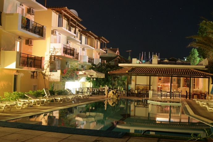 Imagen de la piscina del Hotel Iniohos Zante and Suites. Foto 10