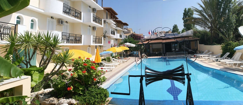 Imagen de la piscina del Hotel Iniohos Zante and Suites. Foto 11