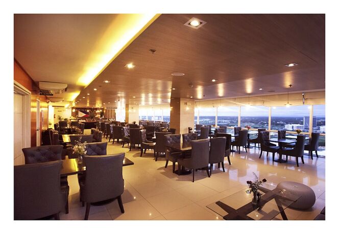 Imagen del bar/restaurante del Hotel Injap Tower. Foto 15