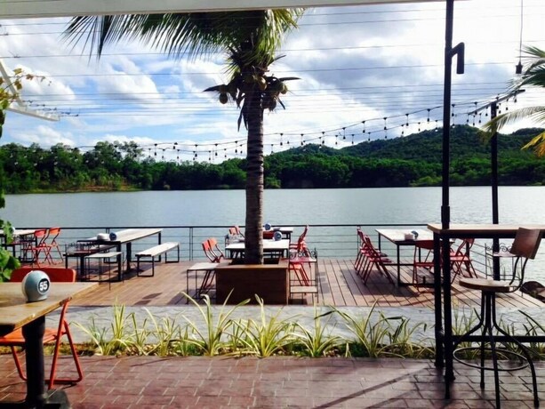 Imagen del bar/restaurante del Hotel Inlaya Ratchaburi. Foto 18