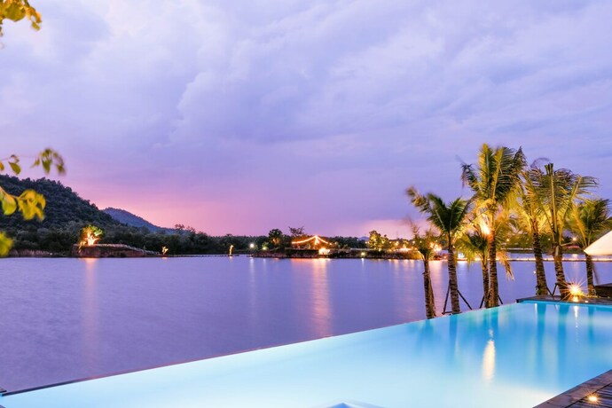 Imagen de la piscina del Hotel Inlaya Ratchaburi. Foto 33