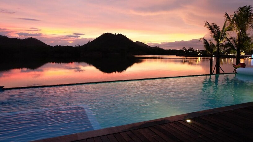 Imagen de la piscina del Hotel Inlaya Ratchaburi. Foto 34