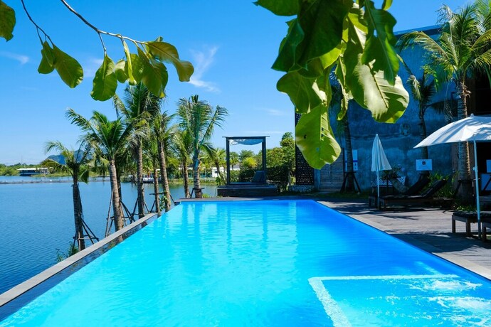 Imagen de la piscina del Hotel Inlaya Ratchaburi. Foto 35