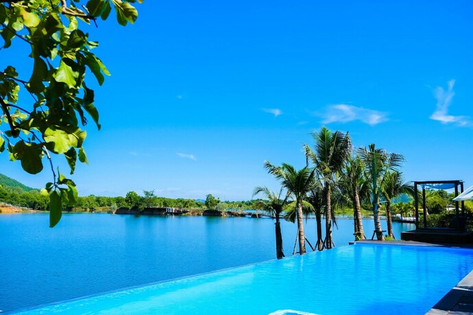 Imagen de la piscina del Hotel Inlaya Ratchaburi. Foto 36