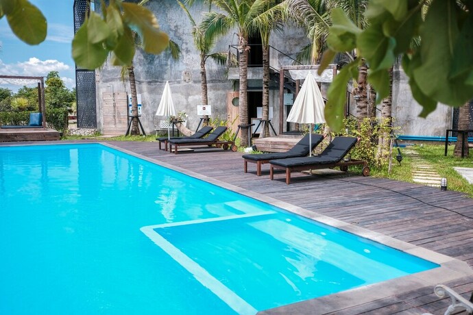Imagen de la piscina del Hotel Inlaya Ratchaburi. Foto 37