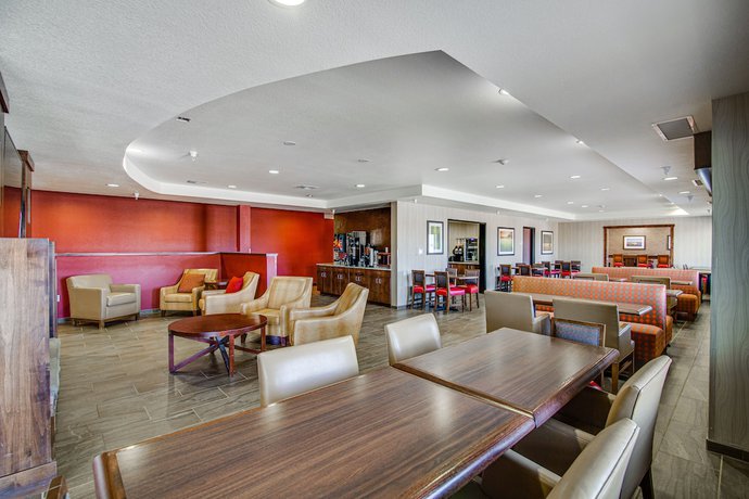 Imagen de los interiores del Hotel Inn At Hunters Run. Foto 19