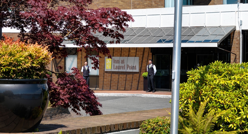 Imagen de los interiores del Hotel Inn At Laurel Point. Foto 14
