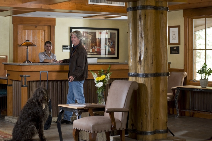 Imagen de los interiores del Hotel Inn At Lost Creek. Foto 18