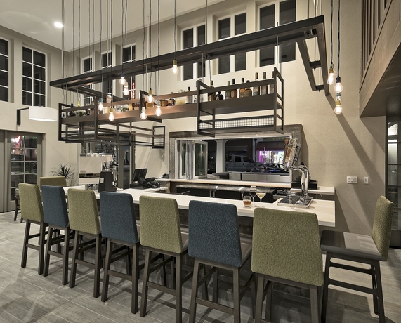 Imagen del bar/restaurante del Hotel Inn At The Pier. Foto 4