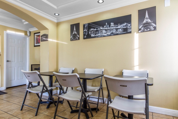 Imagen del bar/restaurante del Hotel Inn By The Coliseum. Foto 2