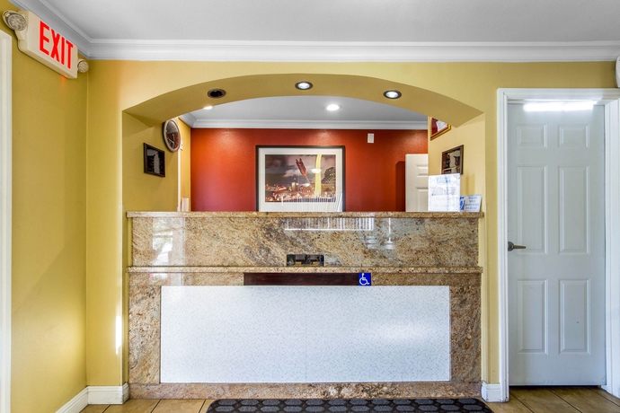 Imagen de los interiores del Hotel Inn By The Coliseum. Foto 14