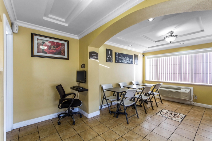 Imagen de los interiores del Hotel Inn By The Coliseum. Foto 15