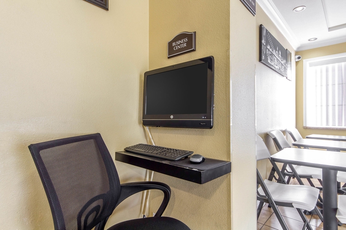 Imagen de los interiores del Hotel Inn By The Coliseum. Foto 16