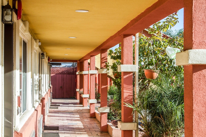 Imagen de los exteriores del Hotel Inn By The Coliseum. Foto 13