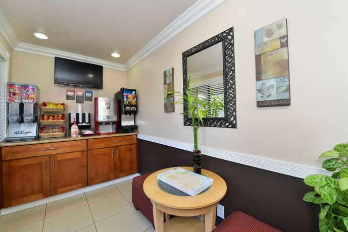 Imagen del bar/restaurante del Hotel Inn By The Sfo. Foto 8