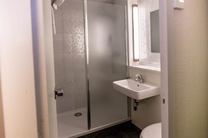 Imagen de la habitación del Hotel Inn Design Laval. Foto 7