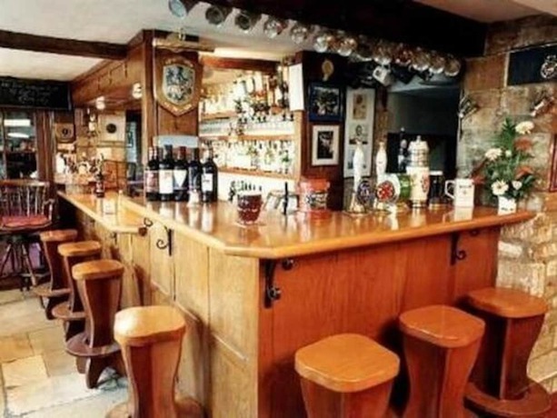 Imagen del bar/restaurante del Hotel Inn For All Seasons. Foto 11