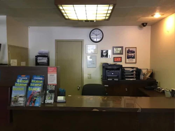 Imagen de los interiores del Hotel Inn On Broadway. Foto 19