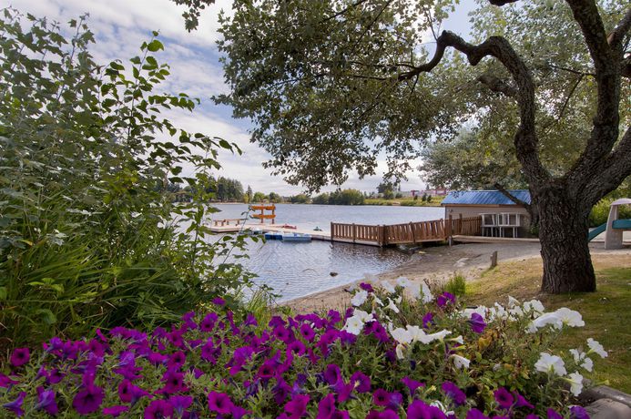 Imagen de la piscina del Hotel Inn On Long Lake. Foto 15