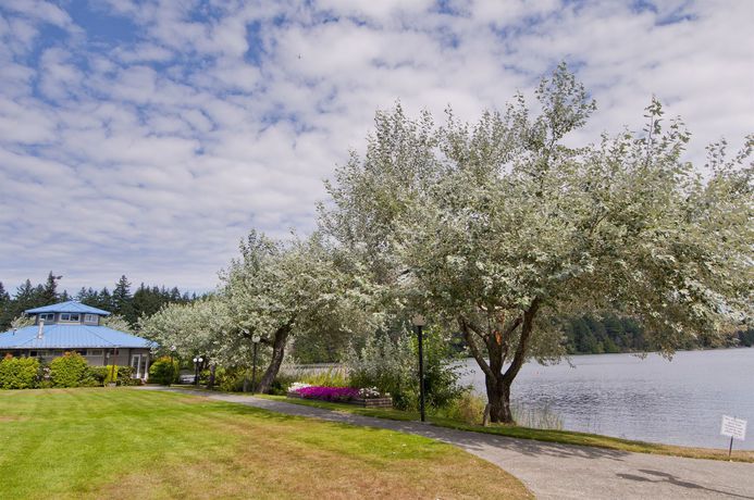Imagen de los exteriores del Hotel Inn On Long Lake. Foto 7
