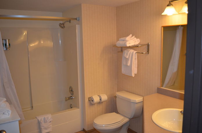 Imagen de los exteriores del Hotel Inn On Long Lake. Foto 8
