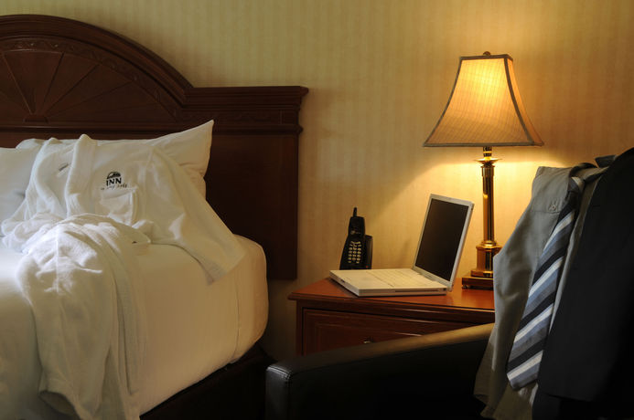Imagen de los exteriores del Hotel Inn On Long Lake. Foto 9