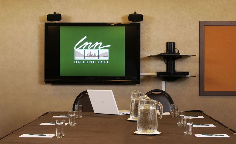 Imagen de los interiores del Hotel Inn On Long Lake. Foto 14