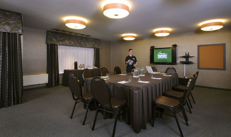 Imagen de los exteriores del Hotel Inn On Long Lake. Foto 10