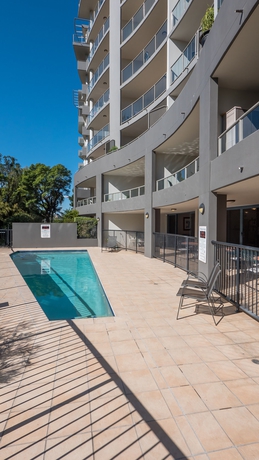 Imagen de la piscina del Hotel Inn On The Park Apartments. Foto 15